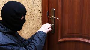 La seguridad de hierro de una de las ventanas de la casa fue forzada por los antisociales para entrar a robar.