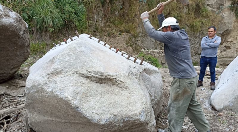 Rocas de hasta tres metros de diámetro fueron retiradas de quebrada en Quito