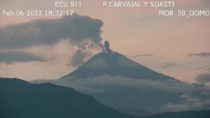 El volcán Sangay arroja ceniza hacia la zona de Guayas