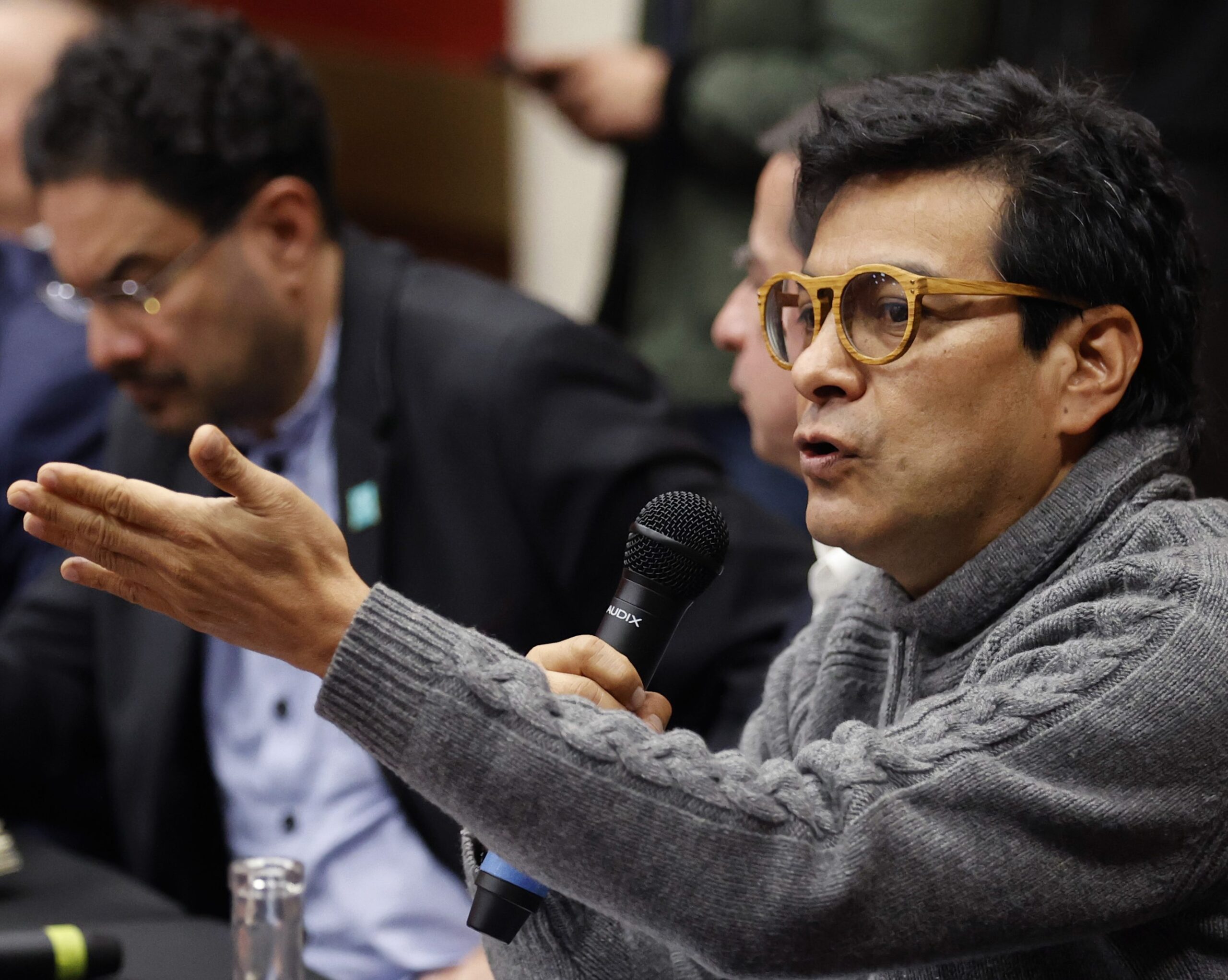 ENCUENTRO. El designado comisionado de paz Danilo Rueda habla durante el Encuentro Plural por la Paz, hoy en Bogotá (Colombia).