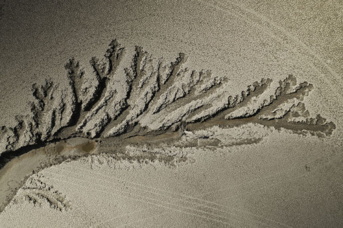Imagen tomada desde un dron del pantano de Yesa que está actualmente por debajo del 30 % de su nivel. EFE