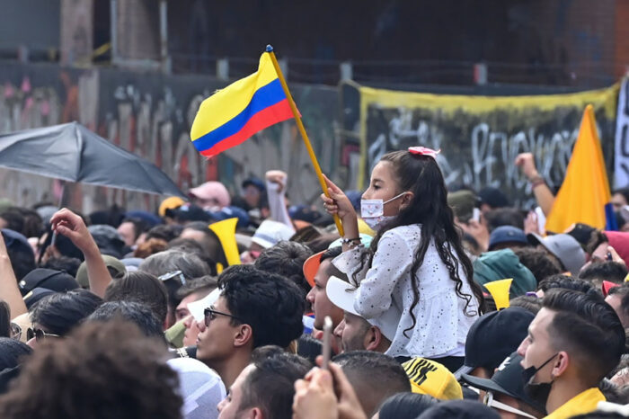 Expectativa. El pueblo colombiano votó por el primer presidente de izquierda en Colombia con la esperanza de un cambio hacia lo social. EFE