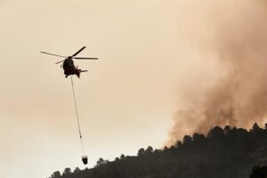 Un incendio obliga a evacuar a más de 1.500 personas en el noroeste de España