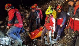 Una familia muere sepultada por deslave en Baños