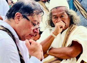 Gustavo Petro recibe la bendición de los indígenas antes de la posesión