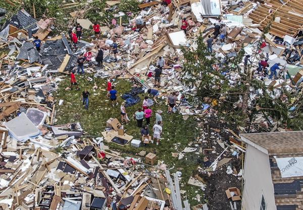 Castástrofe. Fotografía realizada con un dron que muestra los daños tras el paso de un tornado en un barrio de Naperville, en Illinois (Estados Unidos).