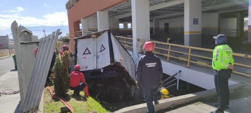 Dos heridos deja el choque de  un camión al sur de Ambato