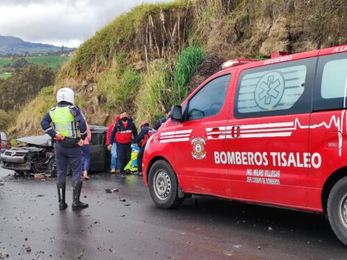 El destrozado carro involucrado quedó en medio de la calzada.