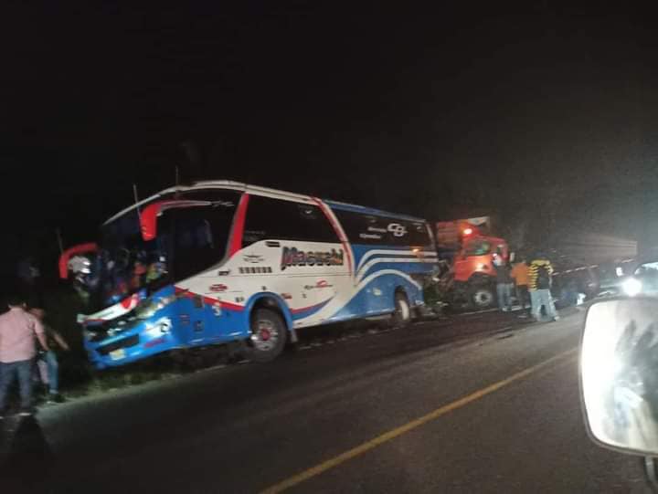 Chofer y pasajero de un bus interprovincial mueren en accidente de tránsito