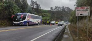 Un bus y carro policial se chocan en la vía Mocha