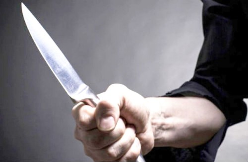 Mujer es amenazada con un cuchillo por revisarle el celular a su pareja