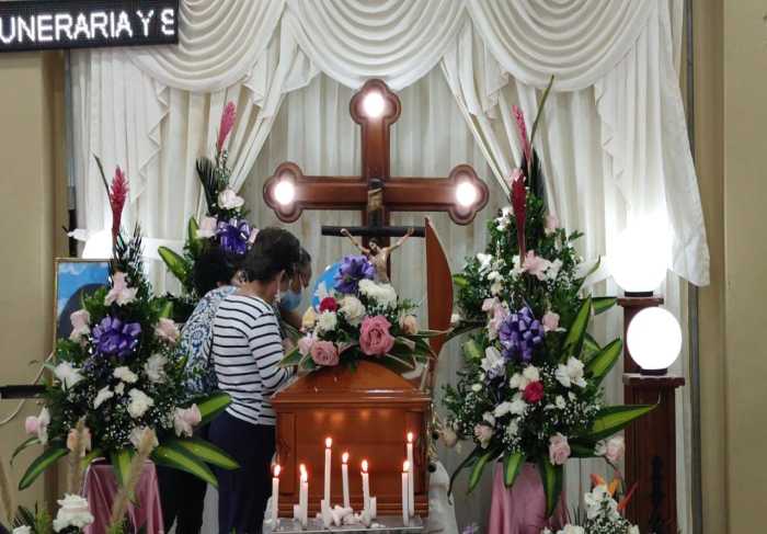 DESPEDIDA. Familiares y amigos lloraron la partida de Anahí Yandún.