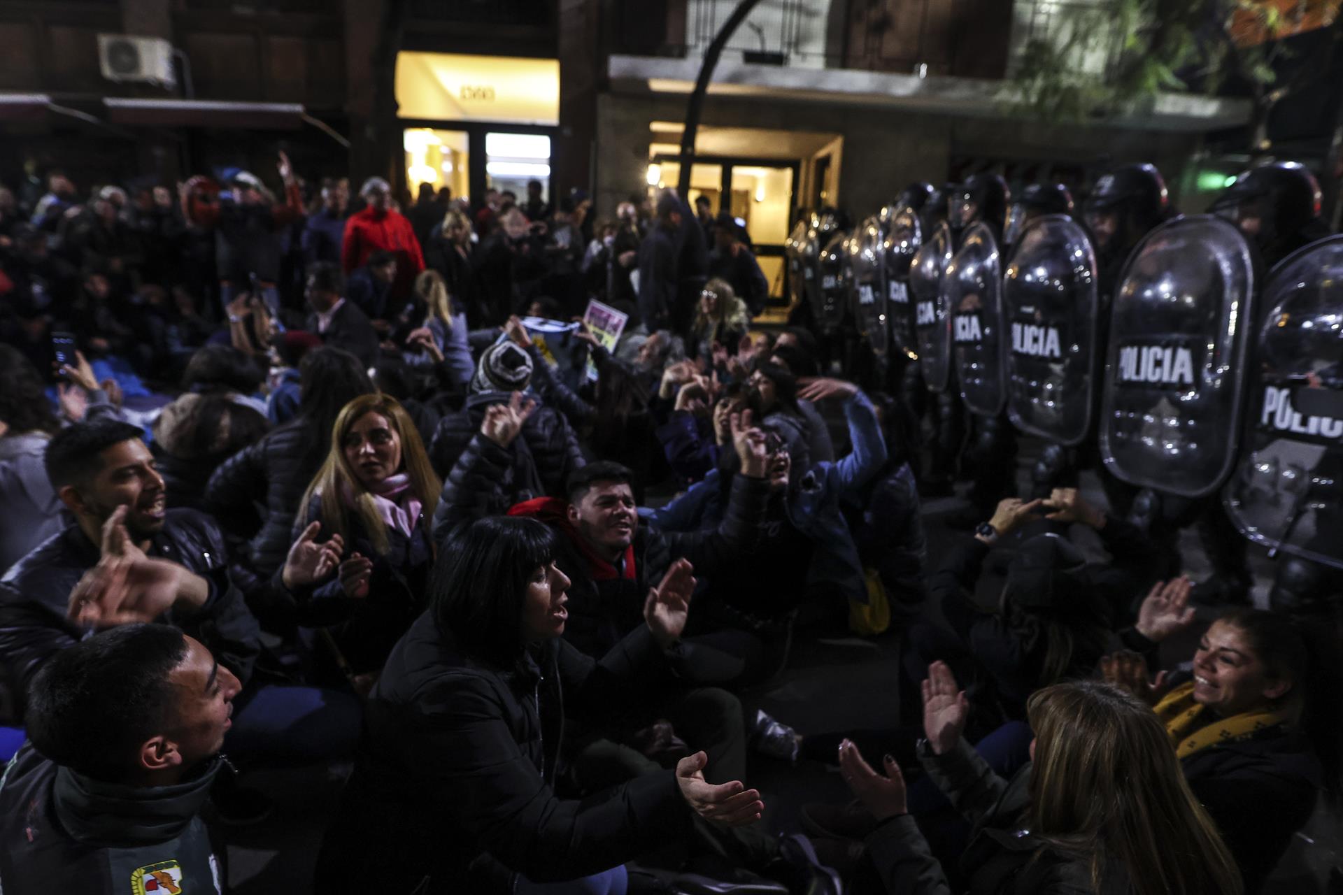 Policía y simpatizantes de la Vicepresidenta de Argentina se enfrentan en Buenos Aires