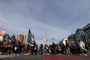 Movimientos sociales marchan en Argentina para exigir ayudas