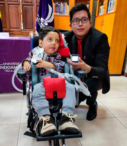 Joven universitario crea dispositivo para personas con atrofia muscular