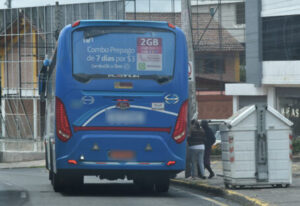 Ambato: pasajeros denuncian  irrespeto de paradas de buses