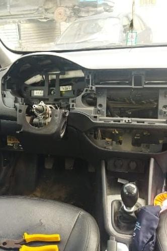 Sin asientos, volante y varias partes dejaron ladrones a un carro en Montalvo