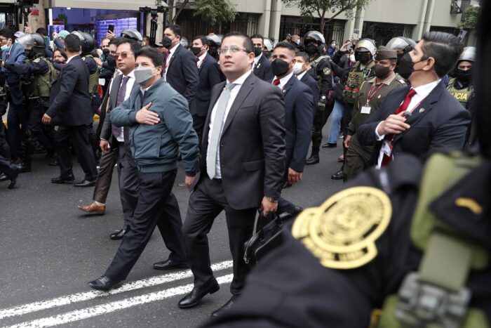 JUSTICIA. El presidente de Perú Pedro Castillo (c) a su salida de la Fiscalía de la Nación.