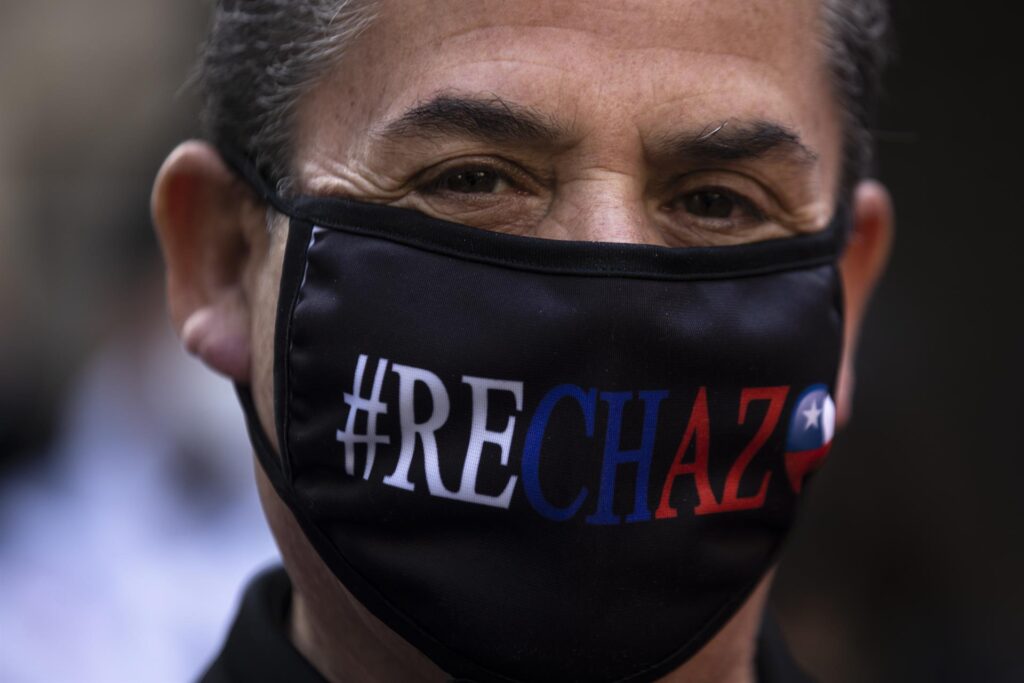 Las razones que impulsan el rechazo a la nueva Constitución en Chile