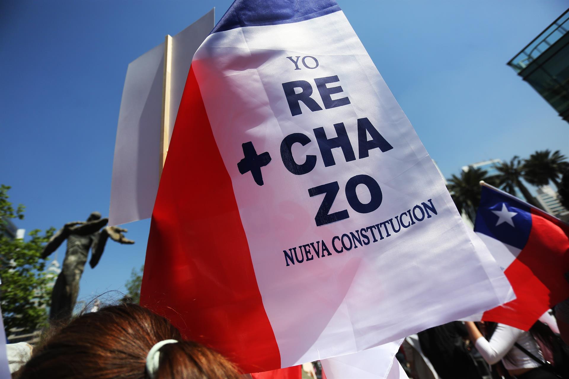 A 17 días del referéndum chileno, encuesta señala que el rechazo a la nueva Constitución gana con 8 puntos