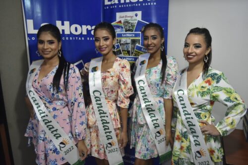 VISITA. Las candidatas llegaron a las instalaciones de La Hora, en Santo Domingo. 