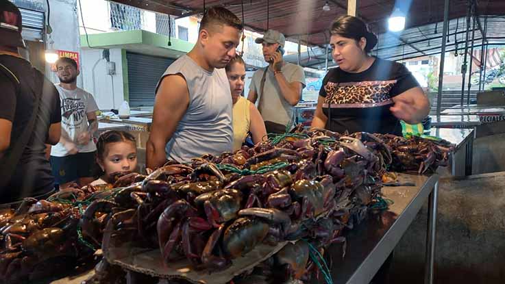 COMERCIALIZACIÓN. En los mercados aún hay cangrejos para comer hasta el fin de semana.