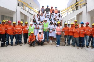 El presidente junto a estudiantes del Quevedo