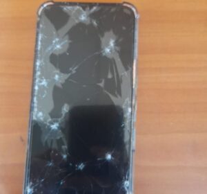 Ladrón es golpeado por robarle el celular a una mujer en Ambato