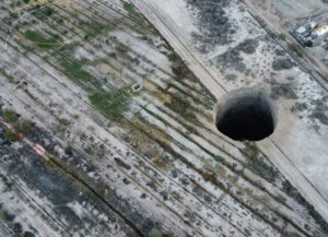 Minera obligada a parar por un cráter de 32 metros de diámetro en Chile