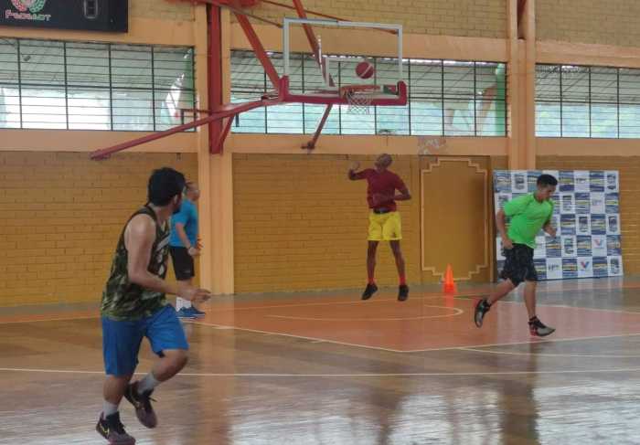 PRÁCTICA. El equipo Guerreros definió la estrategia de juego para este partido.