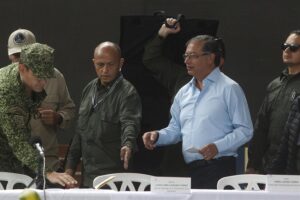 Petro pide a todas las guerrillas un ‘desarme generalizado’