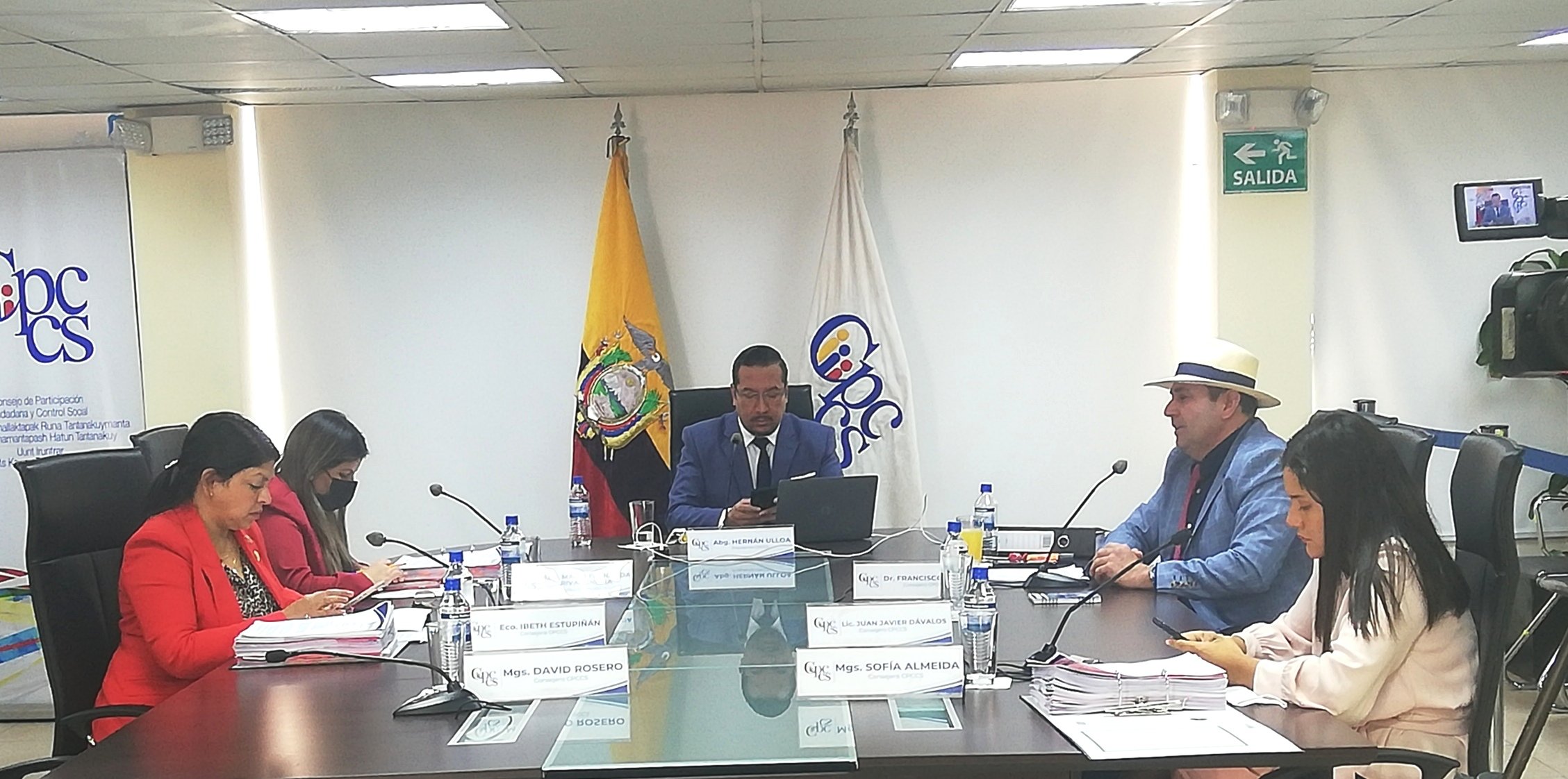 Hernán Ulloa preside una sesión del Cpccs.