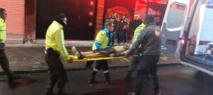 Hombre es atropellado cuando peleaba en la calle en Baños