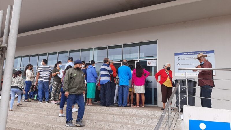 Afiliados pugnan por turnos en el hospital del IESS, Quevedo