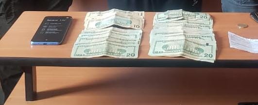 Amenaza con matar a trabajadores de un local comercial si no lo dejan huír