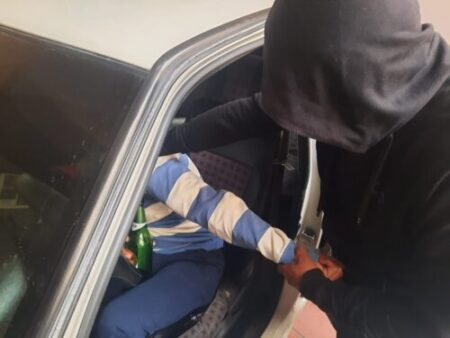 Carro fue robado en Huachi Belén mientras su dueño tomaba con sus amigos