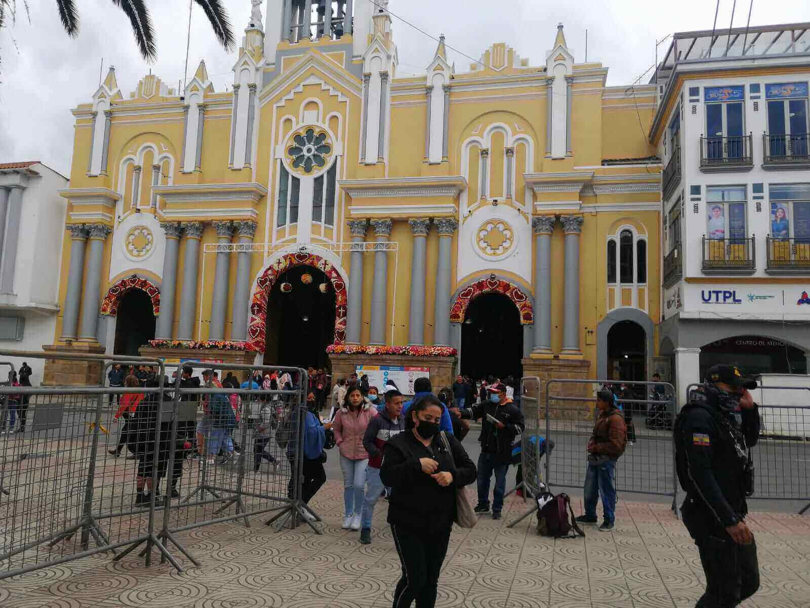 Ventas informales rondan la iglesia Catedral de Loja