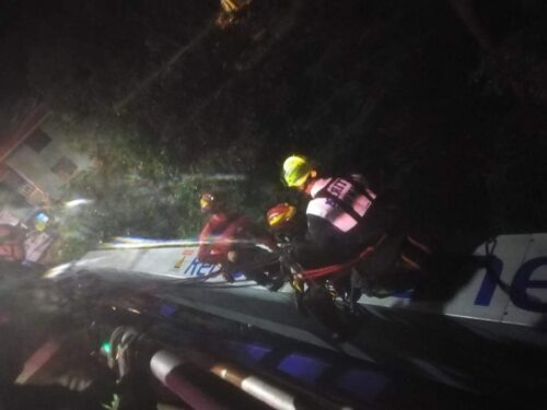 Bomberos y Policías realizaron el trabajo de ayuda a la persona que intentó acabar con su vida. (Foto cortesía)