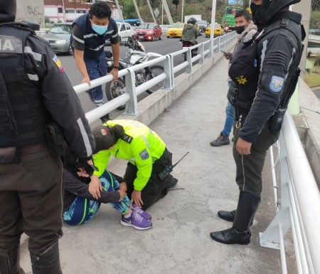 Mujer intenta suicidarse lanzándose del puente Juan León Mera