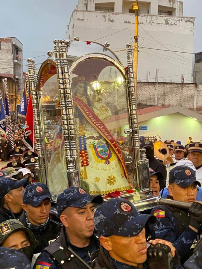Virgen del Cisne llegó a Loja en hombros y acompañada de miles de romeriantes