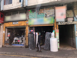 Locales comerciales se toman las veredas