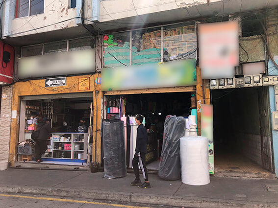 Locales comerciales se toman las veredas
