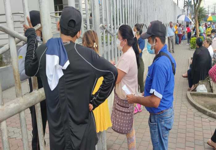 RECLAMOS. Familiares de pacientes salen con las recetas a buscar medicamentos fuera del hospital.