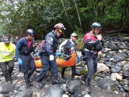 Bomberos de Baños, y otros cantones en coordinación con la Policía Nacional recuperaron el cuerpo.