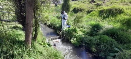 El desmembrado cuerpo fue extraído del caudal para ser analizados por especialistas forenses.