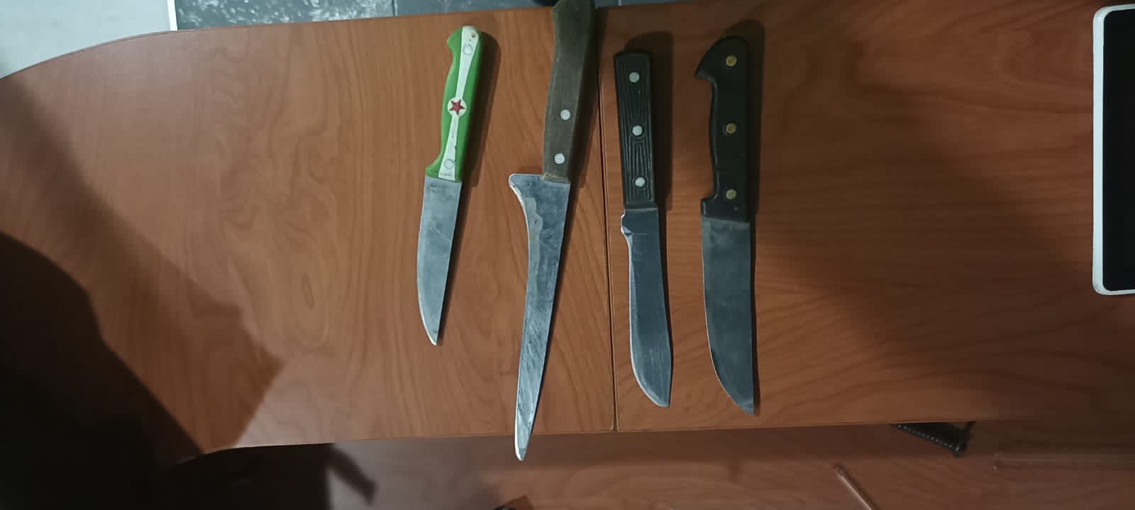 La Policía decomisa cuchillos y artículos de dudosa procedencia en el centro de Ambato