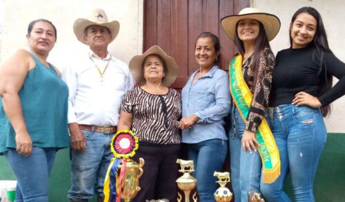 CONMEMORACIÓN. La directiva celebra estas fiestas junto a la Reina y la comunidad.