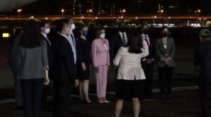 Pelosi llega a Taiwán, mientras que aviones militares chinos cruzan el estrecho