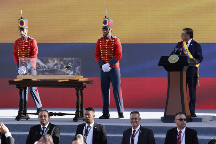 Acto. El presidente de Colombia, Gustavo Petro, ante la espada del caudillo.