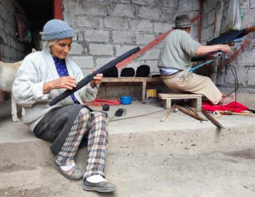 Una vida dedicada al arte de tejer ponchos en Quero